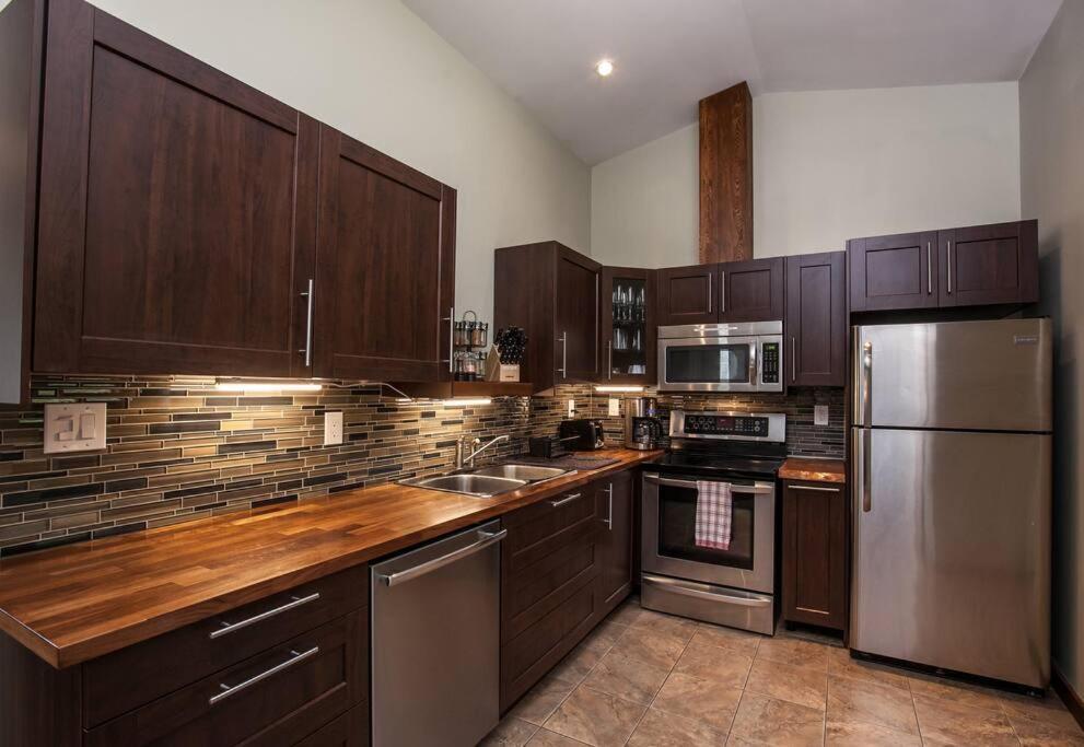 The Best 2 Bedrooms Suite In Revelstoke! מראה חיצוני תמונה