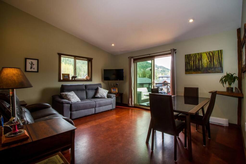 The Best 2 Bedrooms Suite In Revelstoke! מראה חיצוני תמונה
