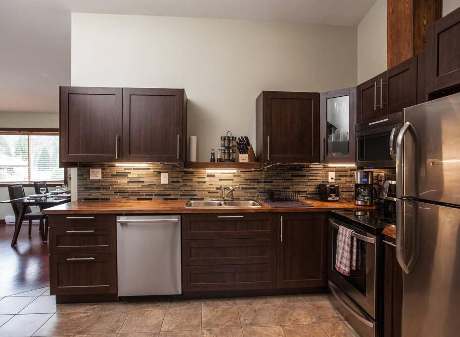 The Best 2 Bedrooms Suite In Revelstoke! מראה חיצוני תמונה