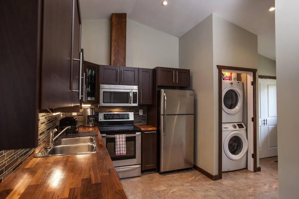 The Best 2 Bedrooms Suite In Revelstoke! מראה חיצוני תמונה