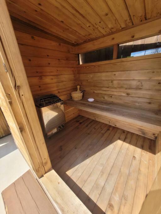 The Best 2 Bedrooms Suite In Revelstoke! מראה חיצוני תמונה